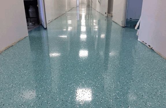 Преимущества и особенности укладки эпоксидных наливных полов для различных помещений
