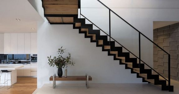 Лестница из металла — это современное решение